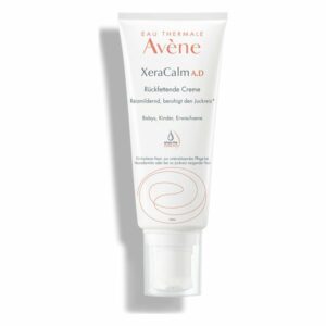 Tube mit rückfettender Creme von Avène, geeignet für trockene Haut, beruhigt Juckreiz.