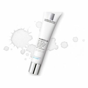 Tube der Pflegecreme "Pigmentclar UV SPF 30" von La Roche-Posay, umgeben von spritzenden Wasserflecken.