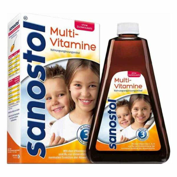 Flasche Sanostol Multi-Vitamine mit Verpackung, die Kinder anlächeln, u.a. mit Hinweis auf Zuckerfreiheit.