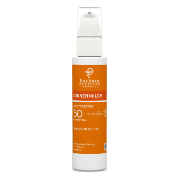 Flasche Sonnenmilch mit pumpfähigem Verschluss, orangefarbener Beschriftung und hohem Lichtschutzfaktor 50+.