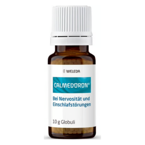 Braune Glasflasche mit weißem Deckel, beschriftet mit "Calmedoron" gegen Nervosität und Einschlafstörungen.
