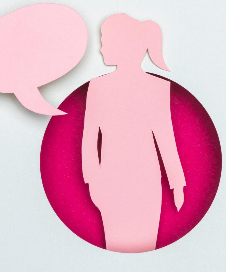 Silhouette einer Frau in Anzug mit Sprechblase, auf pinkem und grauem Hintergrund.