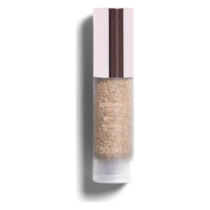 Flasche mit Foundation, goldener Inhalt, transparente Verpackung, eleganter, glatter Verschluss in Roségold.