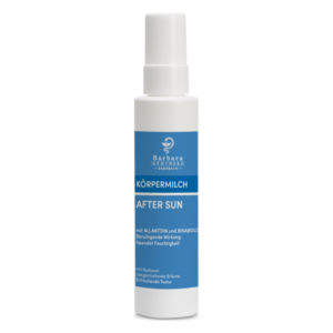 Weißer Sprühflakon mit blauer Etikette, der After Sun Körpermilch enthält, angereichert mit Inhaltsstoffen wie Allantoin und Hyaluron.