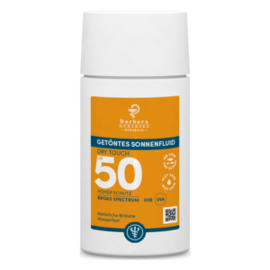 Getöntes Sonnenfluid mit LSF 50 in einer weißen Flasche mit orangefarbenen und blauen Elementen, wasserfest.