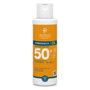 Flasche Sonnenmilch für Kinder mit LSF 50+, orange-weißer Verpackung, leichte Textur, wasserfest, ohne Duftstoffe.