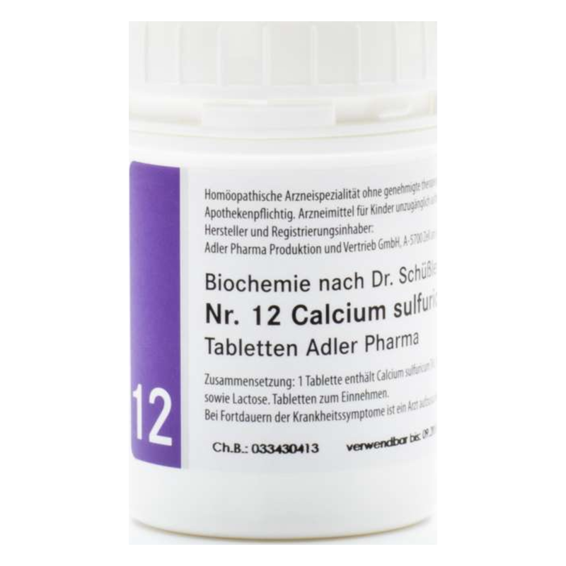 schuessler-salze-adler-nr-12-2025.png Weißes Pillenfläschchen mit lila Etikett, das Calcium sulfuricum Tabletten von Adler Pharma beschreibt.